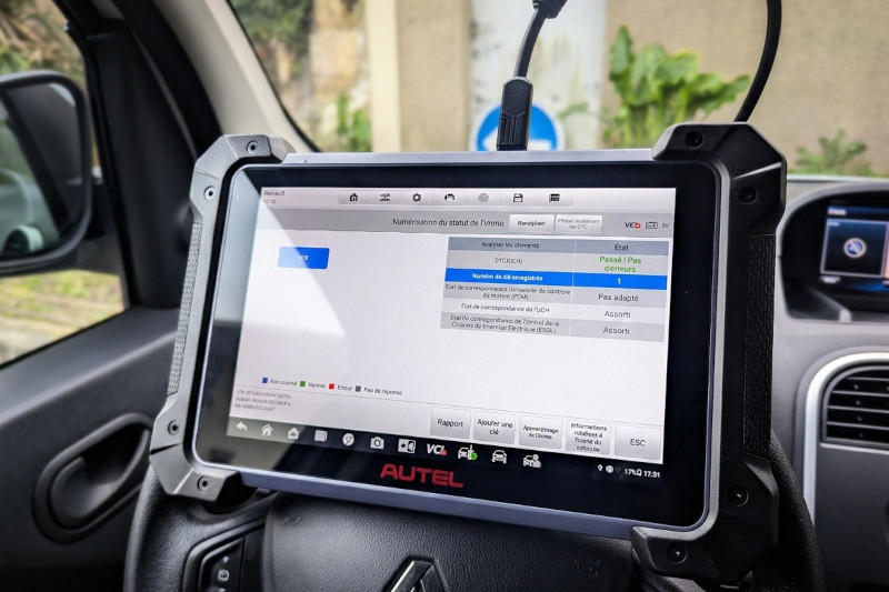 Technicien utilisant une tablette de diagnostic électronique dans un véhicule
