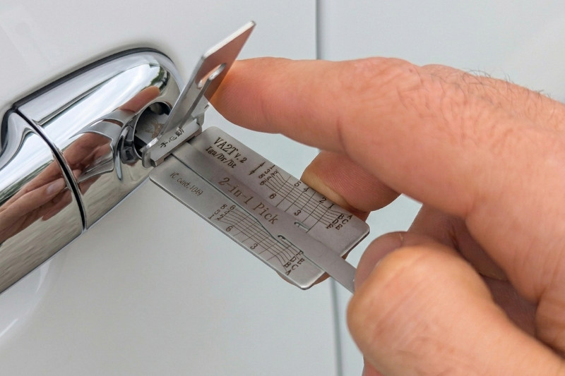 Serrurier automobile ouvrant une portière de voiture sans dommage à Bordeaux